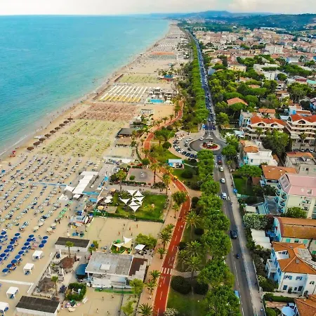 Carducci Tra Chiesa E Mare トルトレート